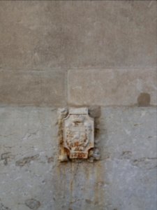 Lyon 2e - Rue de l'Abbaye d'Ainay, borne de nivellement n° 53
