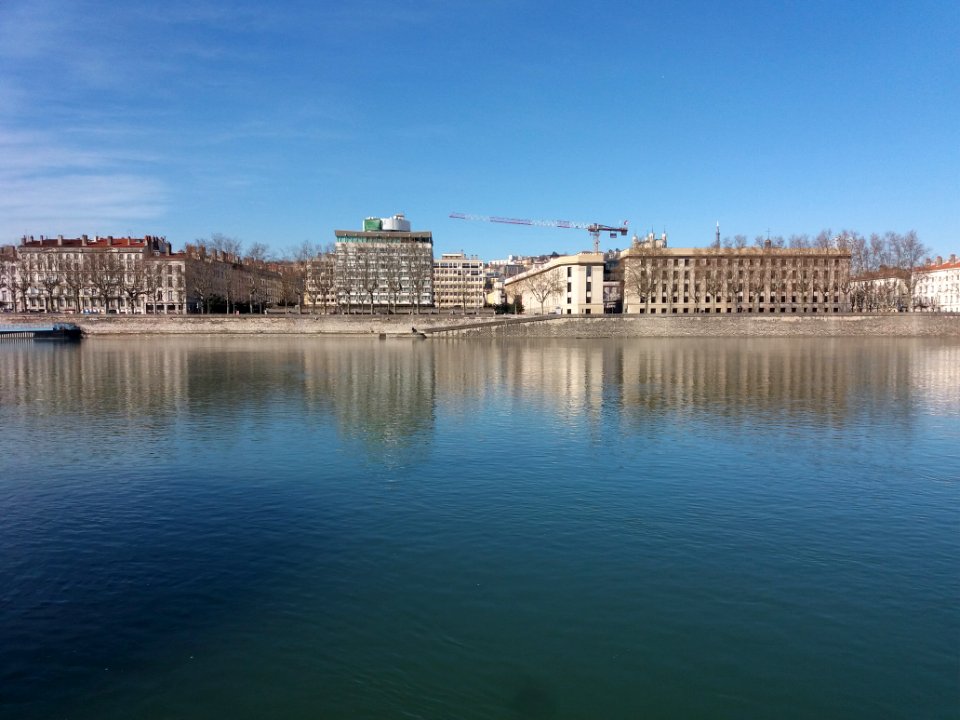 Lyon 2e - Quai Gailleton vu depuis la Berge Karen Blixen, hôtel Sofitel et Grande Poste