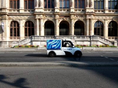 Lyon 2e - Place des Cordeliers - Voiturette électrique devant le palais de la Bourse