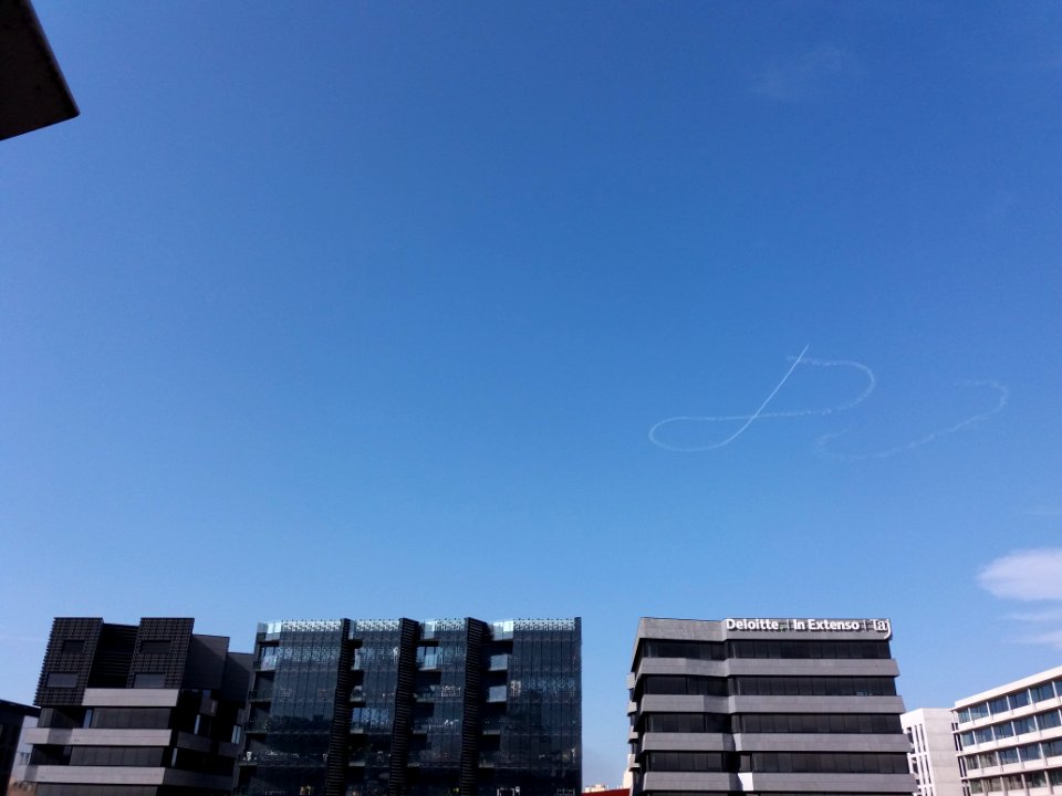 Lyon 2e - Place Nautique, C & M inscrit dans le ciel
