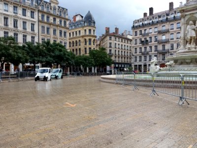 Lyon 2e - Place des Jacobins - Prototypes de voitures Kiwee 01