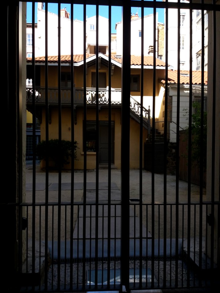 Lyon 2e - Place Gailleton - Espace Gailleton - Petite maison derrière la grille