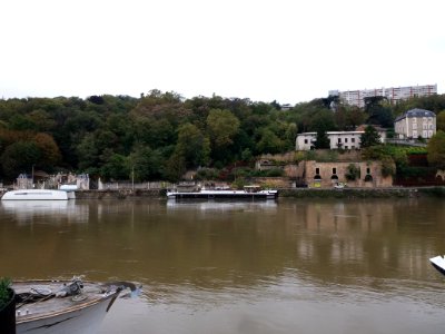 Lyon 2e - Quai Jean-Jacques Rousseau, depuis le quai Rambaud, péniche et bateaux