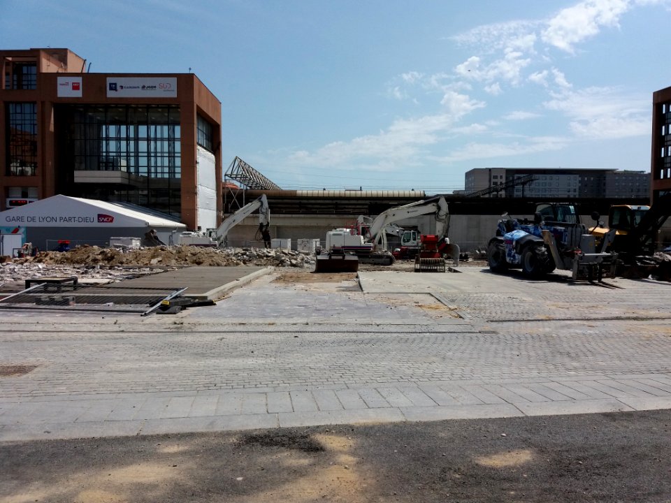 Lyon 3e - Place Charles Béraudier, déconstruction de la gare et démarrage des travaux sur la place
