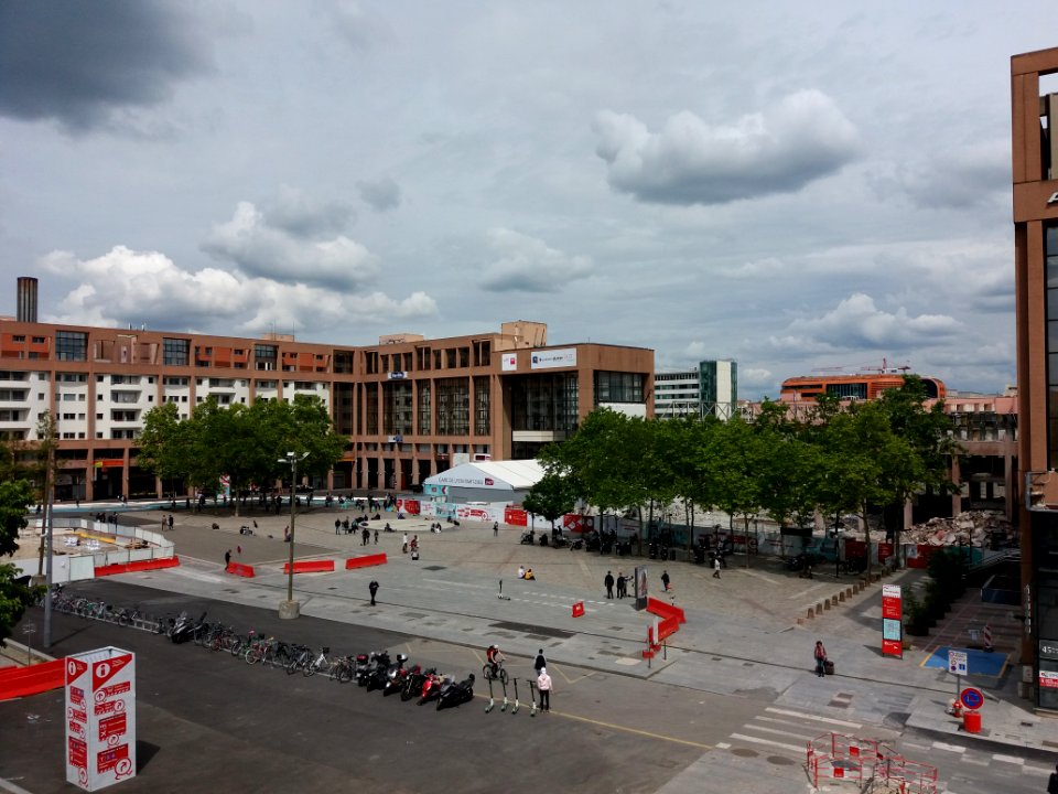 Lyon 3e - Place Charles Béraudier, depuis la base de vie chantier (1)