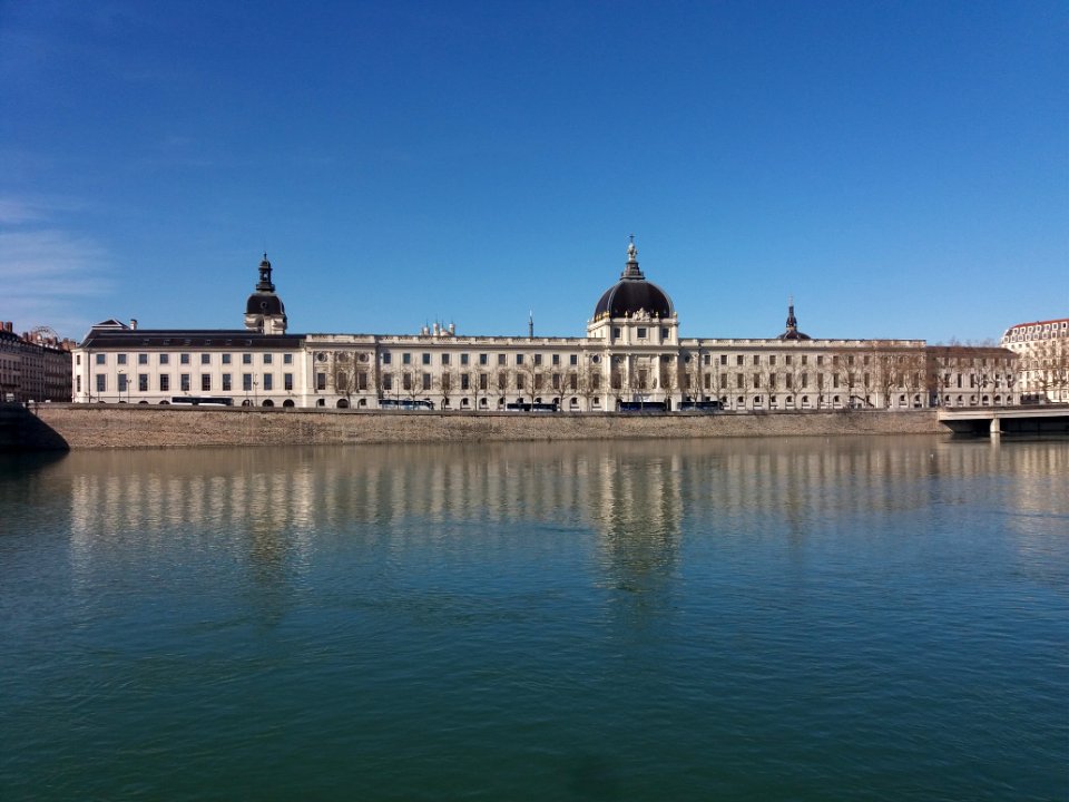 Lyon 2e - Quai Jules Courmont et l'Hôtel-Dieu, vus depuis les Berges du Rhône