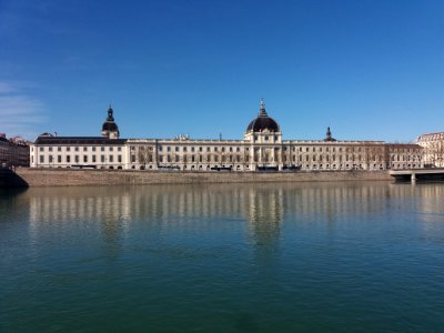 Lyon 2e - Quai Jules Courmont et l'Hôtel-Dieu, vus depuis les Berges du Rhône