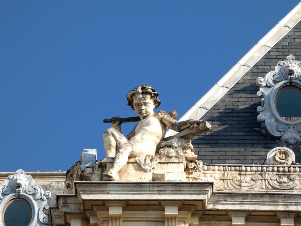 Lyon 2e - Place des Cordeliers - Palais de la Bourse - Sculpture d'enfant au marteau sur le toit