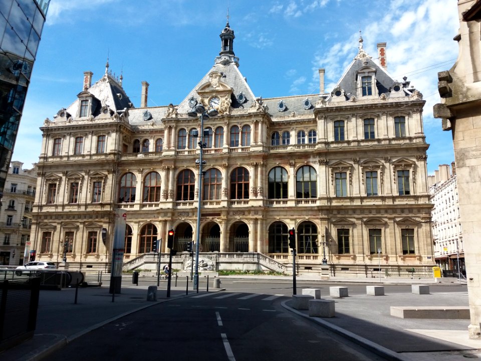 Lyon 2e - Place des Cordeliers, palais de la Bourse, depuis la rue Grolée