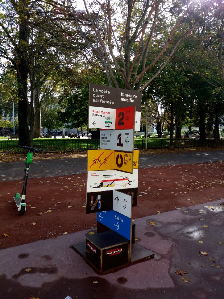 Lyon 2e - Place Carnot, panneau itinéraire modifié pendant les travaux de la gare