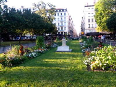 Lyon 2e - Place Carnot - Borne commémorative de la bataille de Verdun, vers le nord
