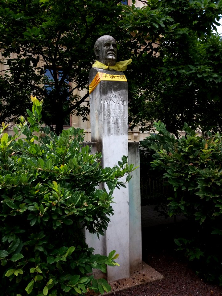 Lyon 2e - Place de la Bourse, buste d'Édouard Aynard avec banderole et foulard