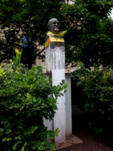Lyon 2e - Place de la Bourse, buste d'Édouard Aynard avec banderole et foulard