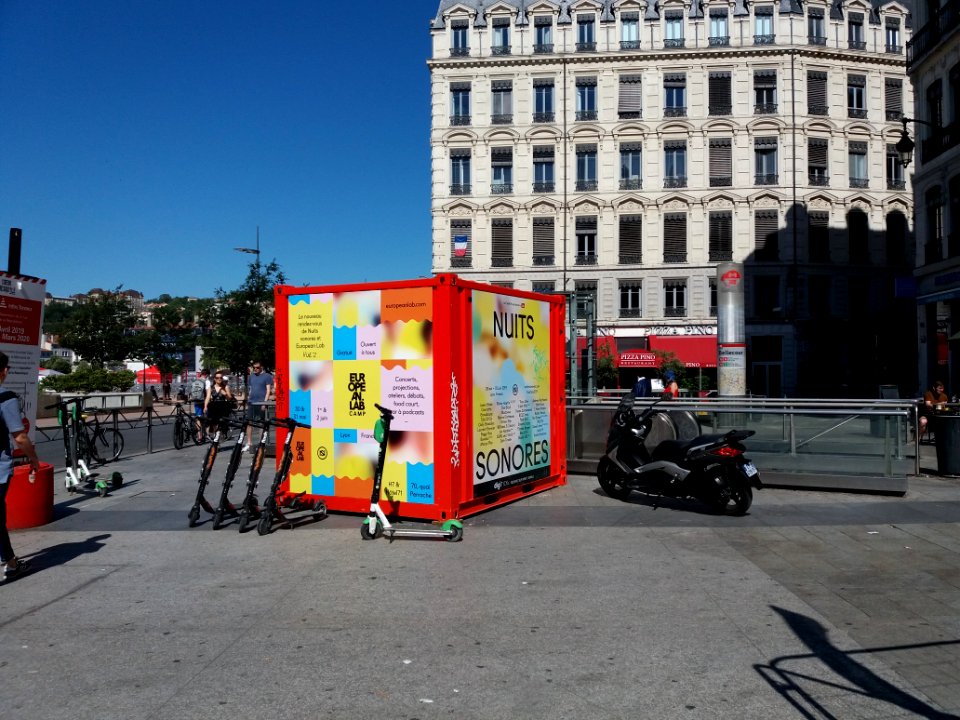 Lyon 2e - Place Bellecour, container Nuits sonores 2019 et trottinettes