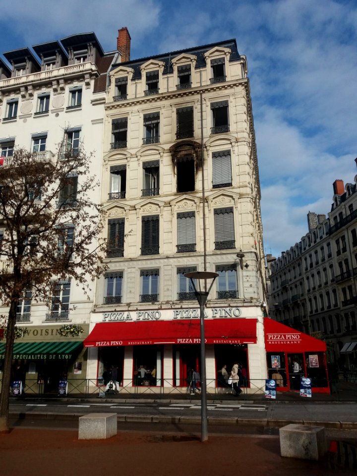 Lyon 2e - Place Bellecour, bureaux incendiés de Pizza Pino le 22 décembre
