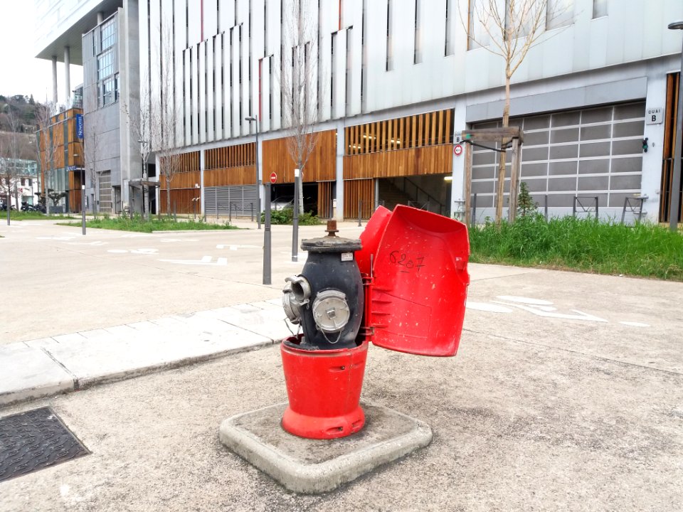 Lyon 2e - Rue Paul Montrochet, borne incendie ouverte