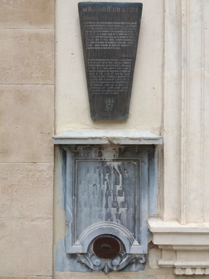 Lyon 2e - Place de l'Hôpital - Tronc pour les pauvres malades 1707 et plaque Mémoire de Lyon