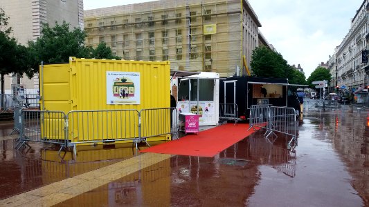 Lyon 2e - Place Antonin Poncet - Kiosque des chefs solidaires - Distribution des repas