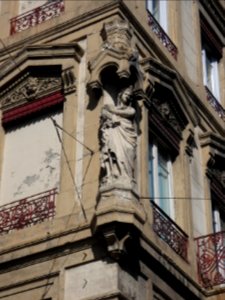 Lyon 2e - Place des Cordeliers - Statue de Vierge à l'enfant, à l'angle de la rue Claudia