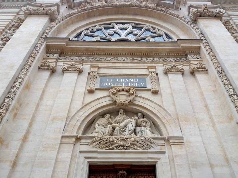 Lyon 2e - Place de l'Hôpital - Chapelle de l'Hôtel Dieu, relief de la façade