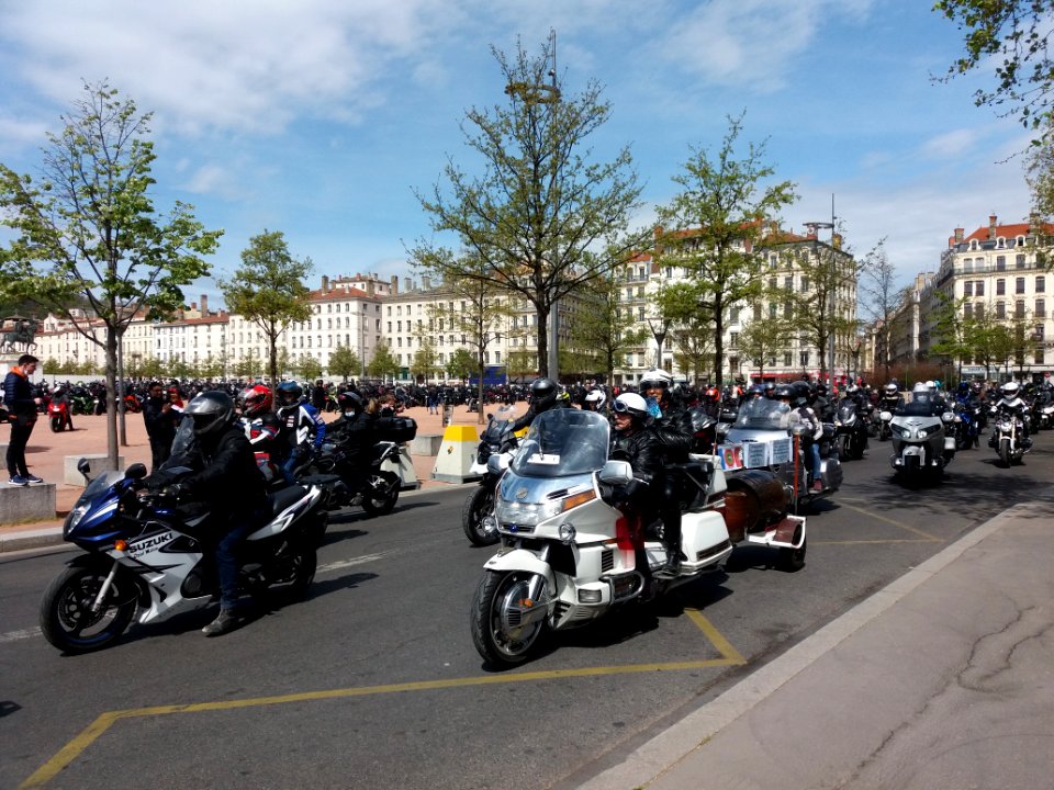 Lyon 2e - Place Bellecour - Manifestation de la FFMC contre le contrôle technique 04