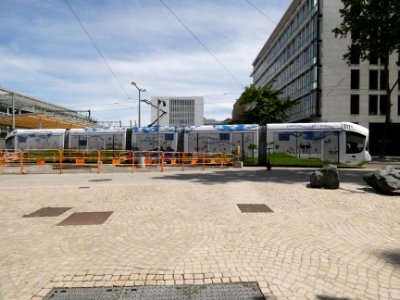 Lyon 2e - Place des Archives - Tramway T1 aux couleurs de l'Europe