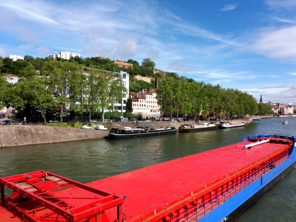 Lyon 2e - Quai Fulchiron, depuis le pont Kitchener-Marchand, au passage de la péniche Aquarius Kalipeda
