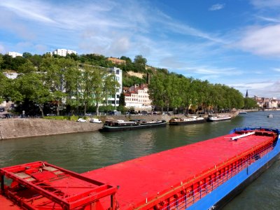 Lyon 2e - Quai Fulchiron, depuis le pont Kitchener-Marchand, au passage de la péniche Aquarius Kalipeda