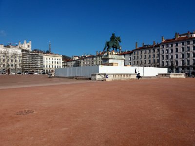 Lyon 2e - Place Bellecour - Statue de Louix XIV - Préparation de l'emballage des statues des frères Coustou