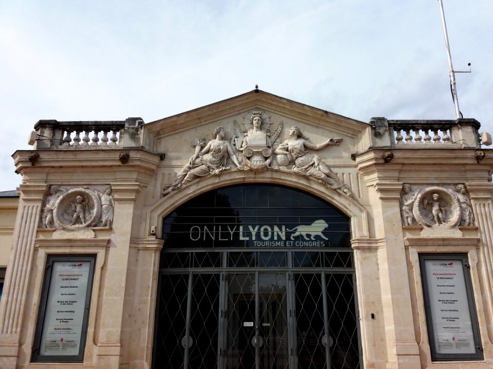 Lyon 2e - Place Bellecour - Le Rectangle, fronton est