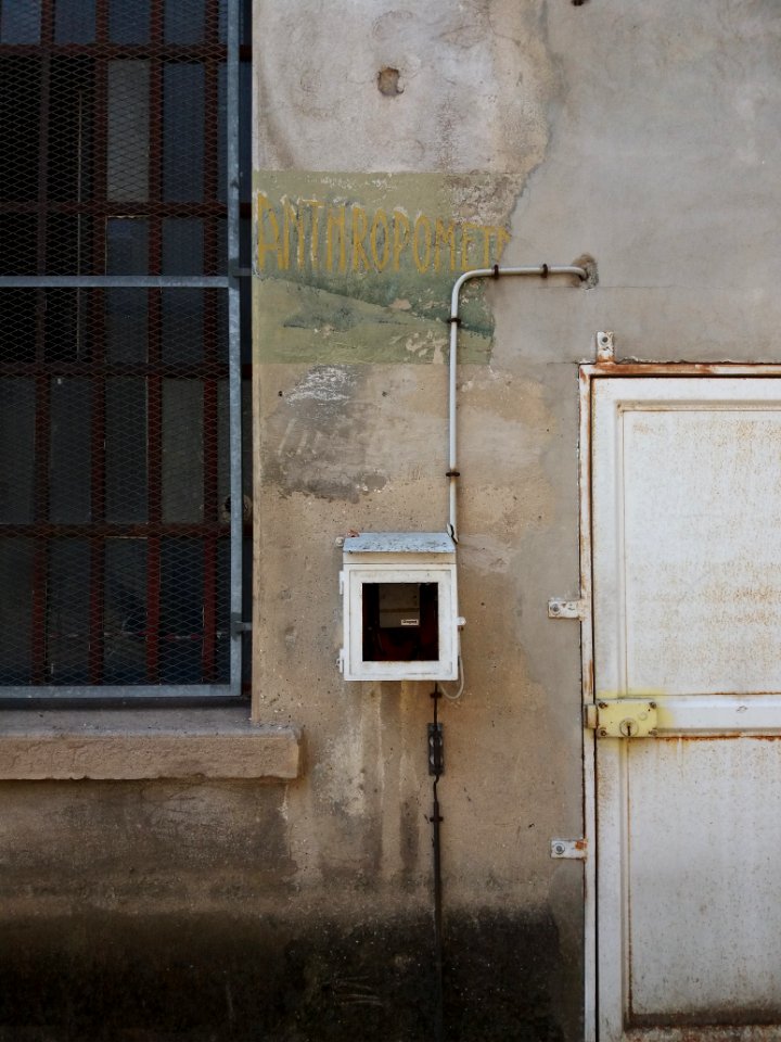 Lyon 3e - Prison Montluc - Inscription Anthropometr et compteur électrique