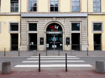 Lyon 2e - Place Carnot, façade de la caserne Bissuel, porte