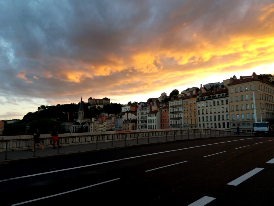 Lyon 2e - Pont Bonaparte, vue sur le quartier Saint George et le sud de la colline de Fourvière au coucher du soleil