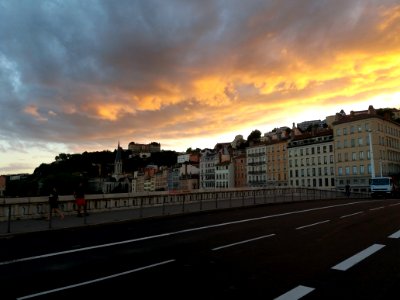 Lyon 2e - Pont Bonaparte, vue sur le quartier Saint George et le sud de la colline de Fourvière au coucher du soleil