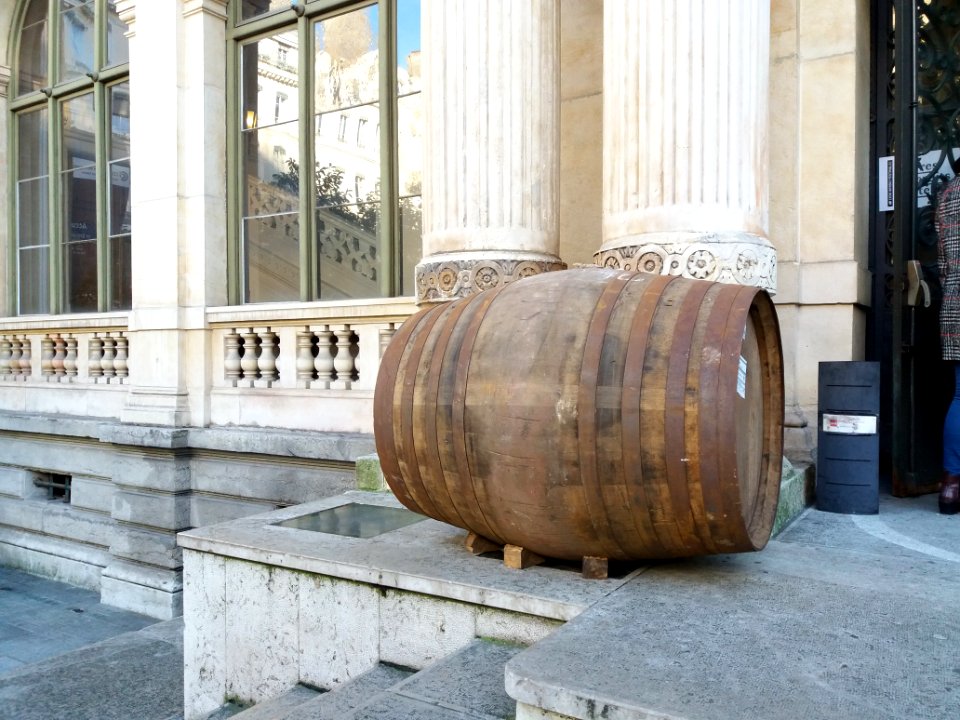 Lyon 2e - Place de la Bourse - Lyon Whisky Festival 2, tonneau à l'entrée