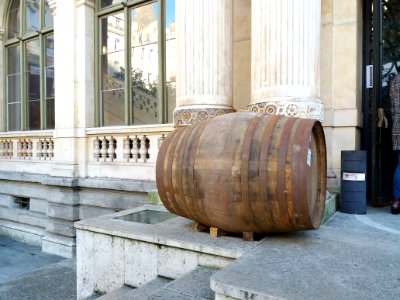 Lyon 2e - Place de la Bourse - Lyon Whisky Festival 2, tonneau à l'entrée