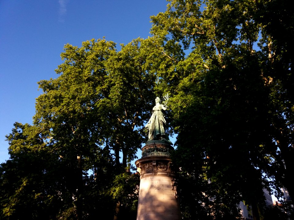 Lyon 2e - Place Carnot - Statue à la Gloire de la République, au milieu des arbres