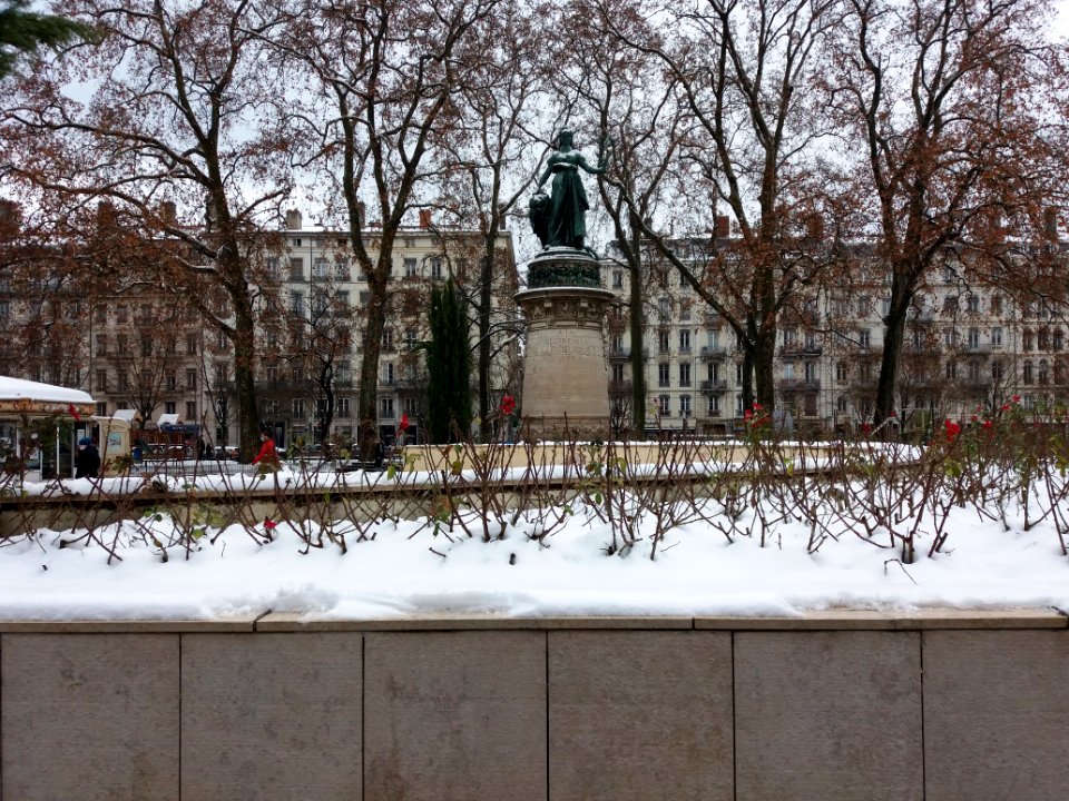Lyon 2e - Place Carnot - Statue à la Gloire de la République sous la neige