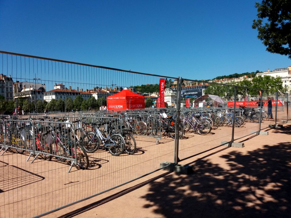 Lyon 2e - Place Bellecour, Convergence Vélo, vélos à vendre