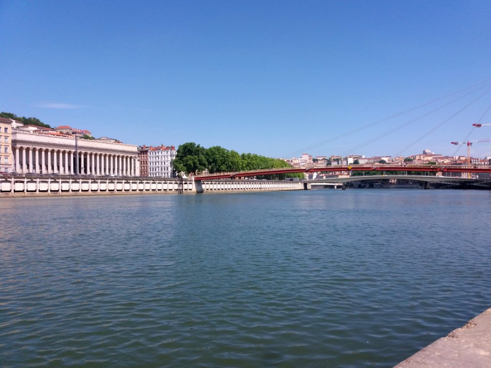 Lyon 2e - Quai des Célestins, vue sur le palais de justice historique et la passerelle du Palais de Justice