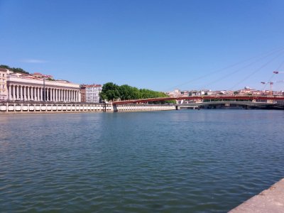 Lyon 2e - Quai des Célestins, vue sur le palais de justice historique et la passerelle du Palais de Justice