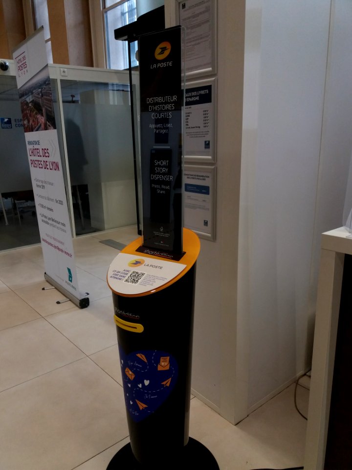 Lyon 2e - Place Antonin Poncet - Poste centrale - Distributeur d'histoires courtes