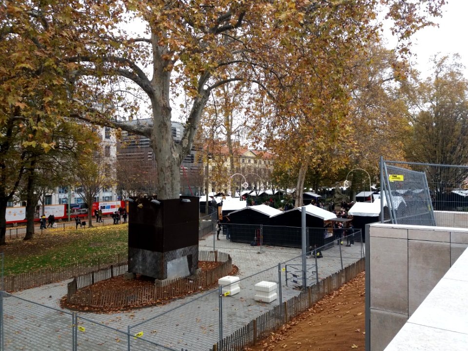 Lyon 2e - Place Carnot - Marché de Noël 2019, chalets côté ouest, depuis la gare