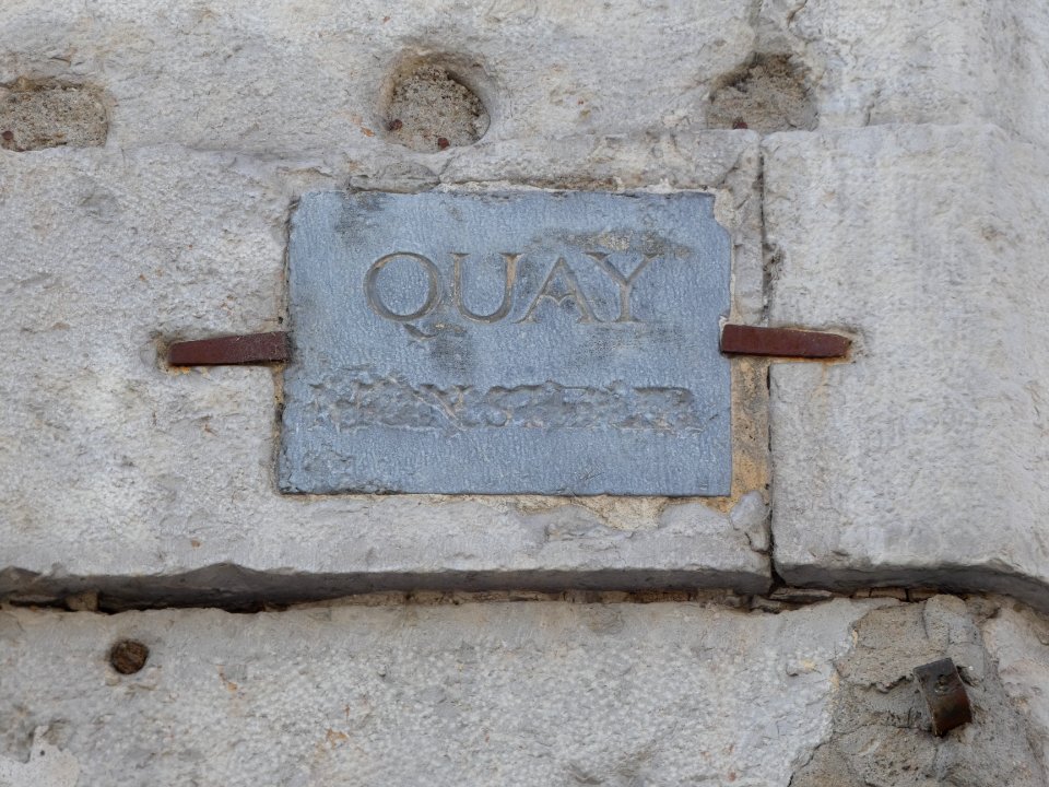 Lyon 2e - Quai Docteur Gailleton - Ancienne plaque Quai Monsieur, à l'angle de la rue Sala