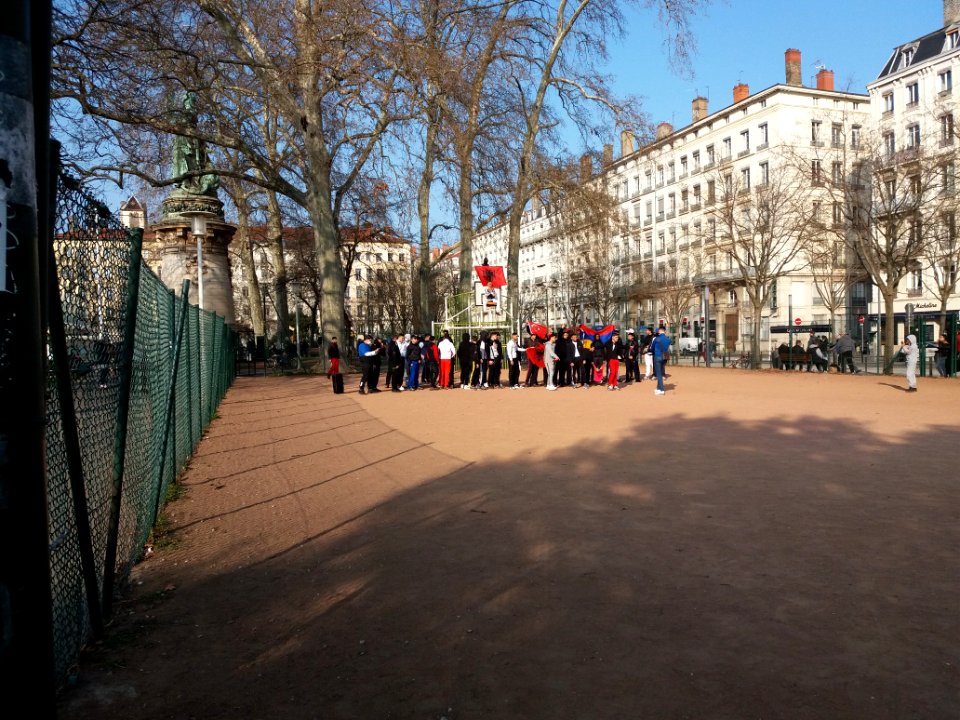 Lyon 2e - Place Carnot - Tournage d'un clip, avec les drapeaux de l'Albanie et de la Turquie