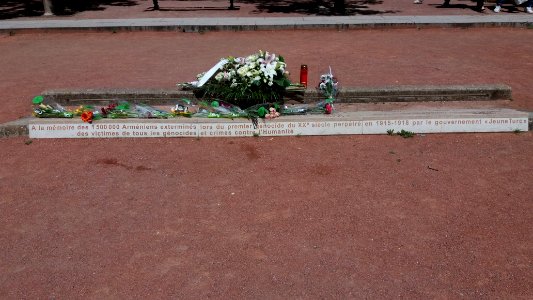 Lyon 2e - Place Antonin Poncet - Mémorial lyonnais du génocide arménien - Fleurs
