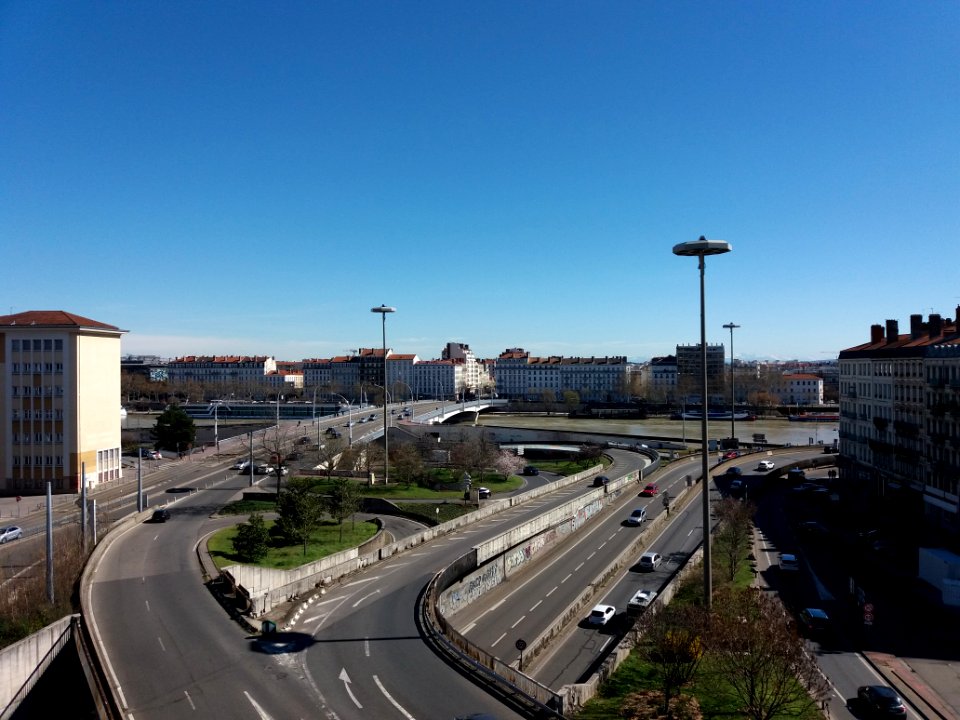 Lyon 2e - Pont Gallieni, autoroute du Soleil, cours de Verdun Récamier et cours de Verdun Perrache, depuis les jardins suspendus de Perrache