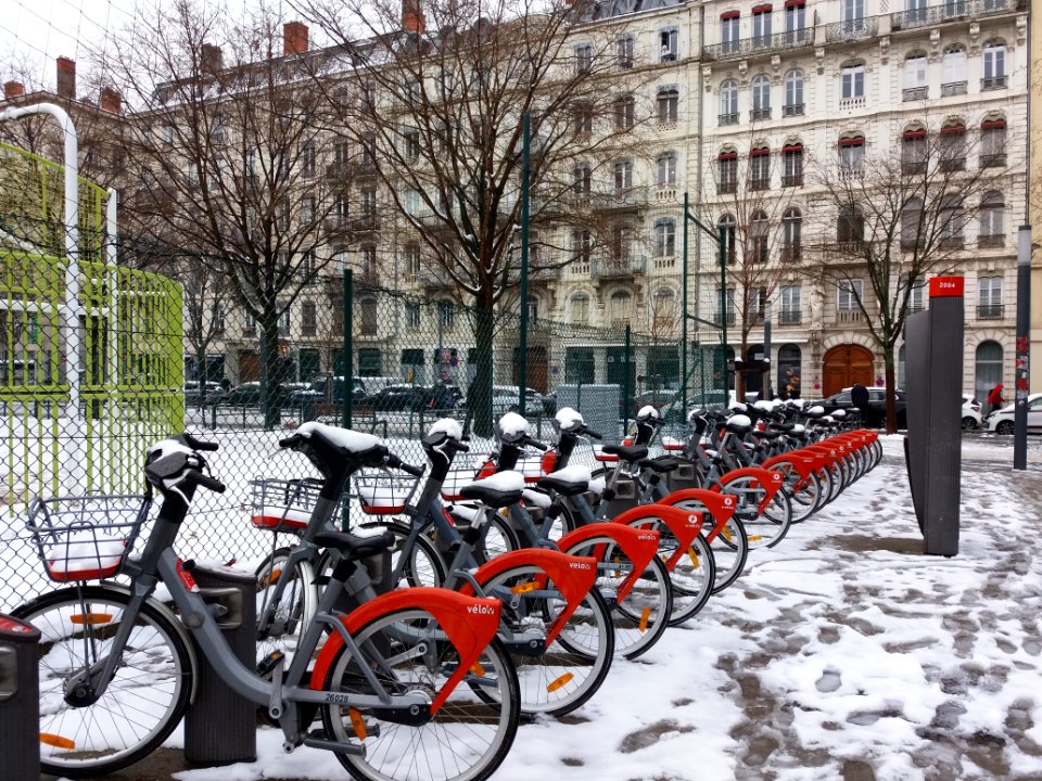Lyon 2e - Place Carnot - Station Vélo'v 2004 sous la neige