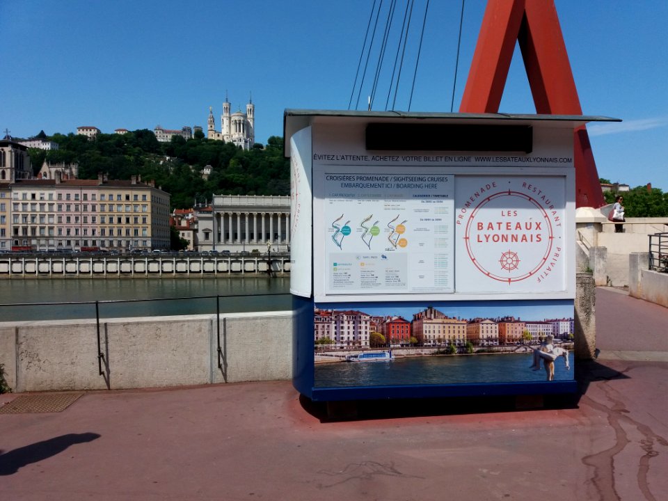 Lyon 2e - Quai des Célestins, stand des Bateaux Lyonnais