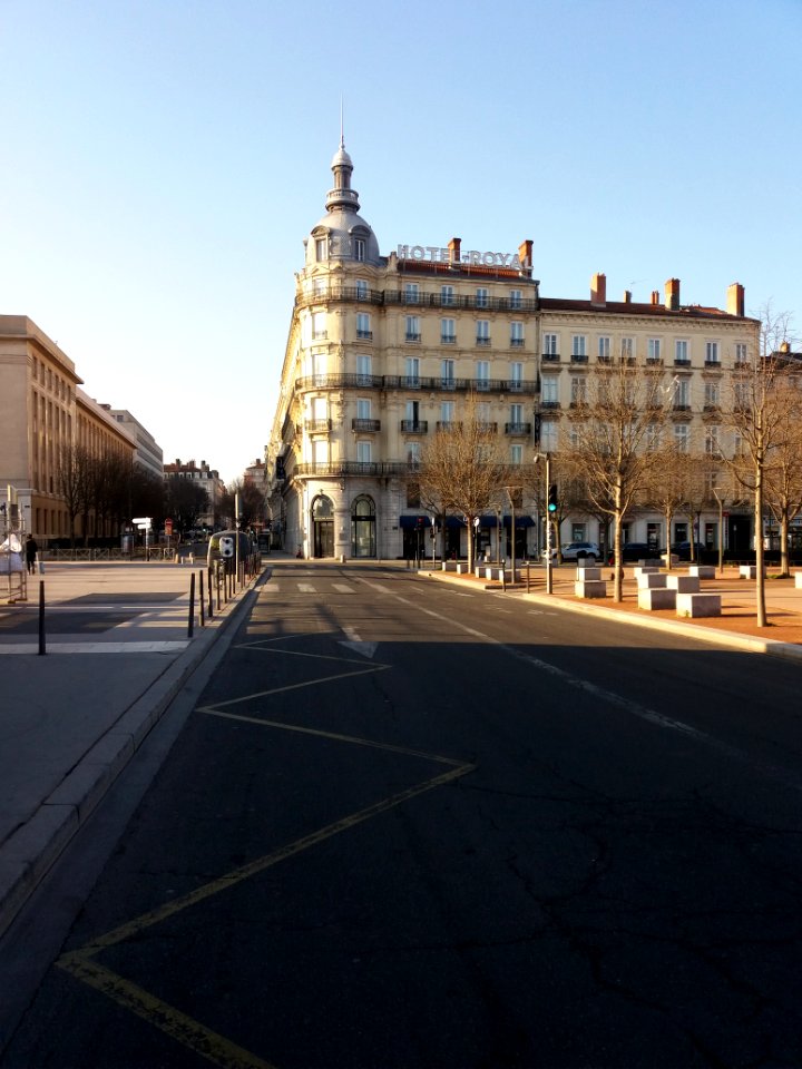 Lyon 2e - Place Bellecour - Hôtel Le Royal, et vue sur la rue de la Charité